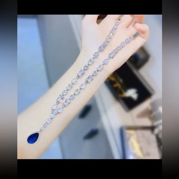 Oval cut sapphire and clear cut drop necklace with genuine swarovski elements - Picture 4 of 13